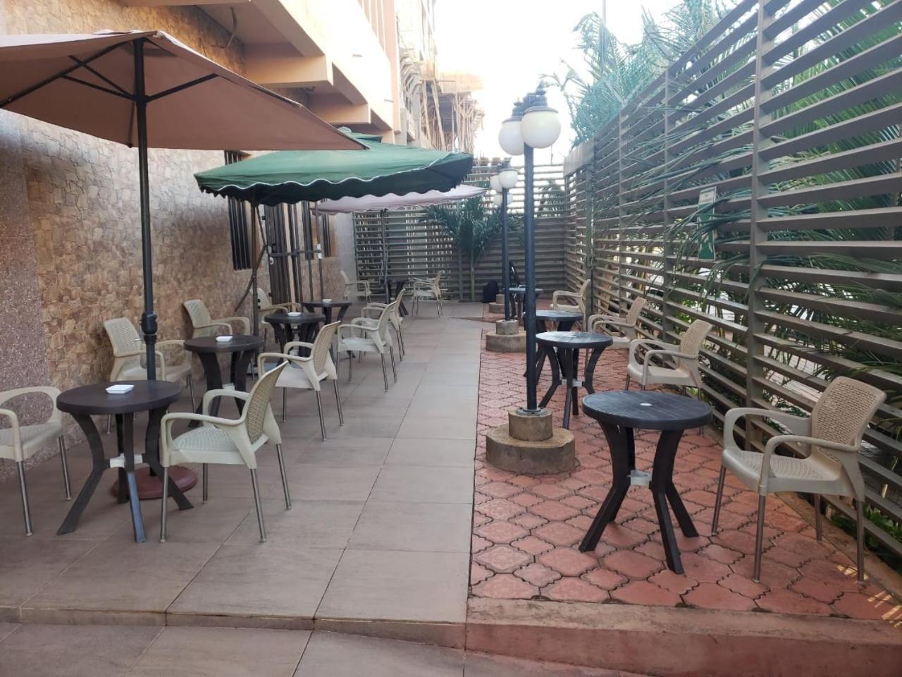 Hotel Les Fleurettes วากาดูกู ภายนอก รูปภาพ