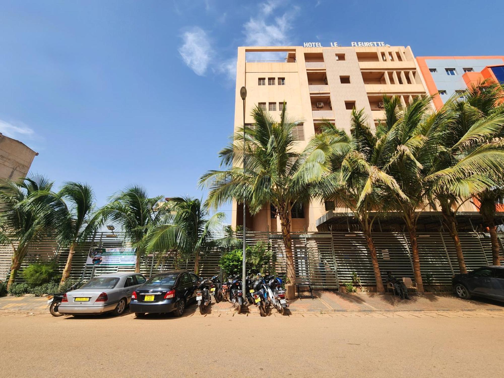 Hotel Les Fleurettes วากาดูกู ภายนอก รูปภาพ